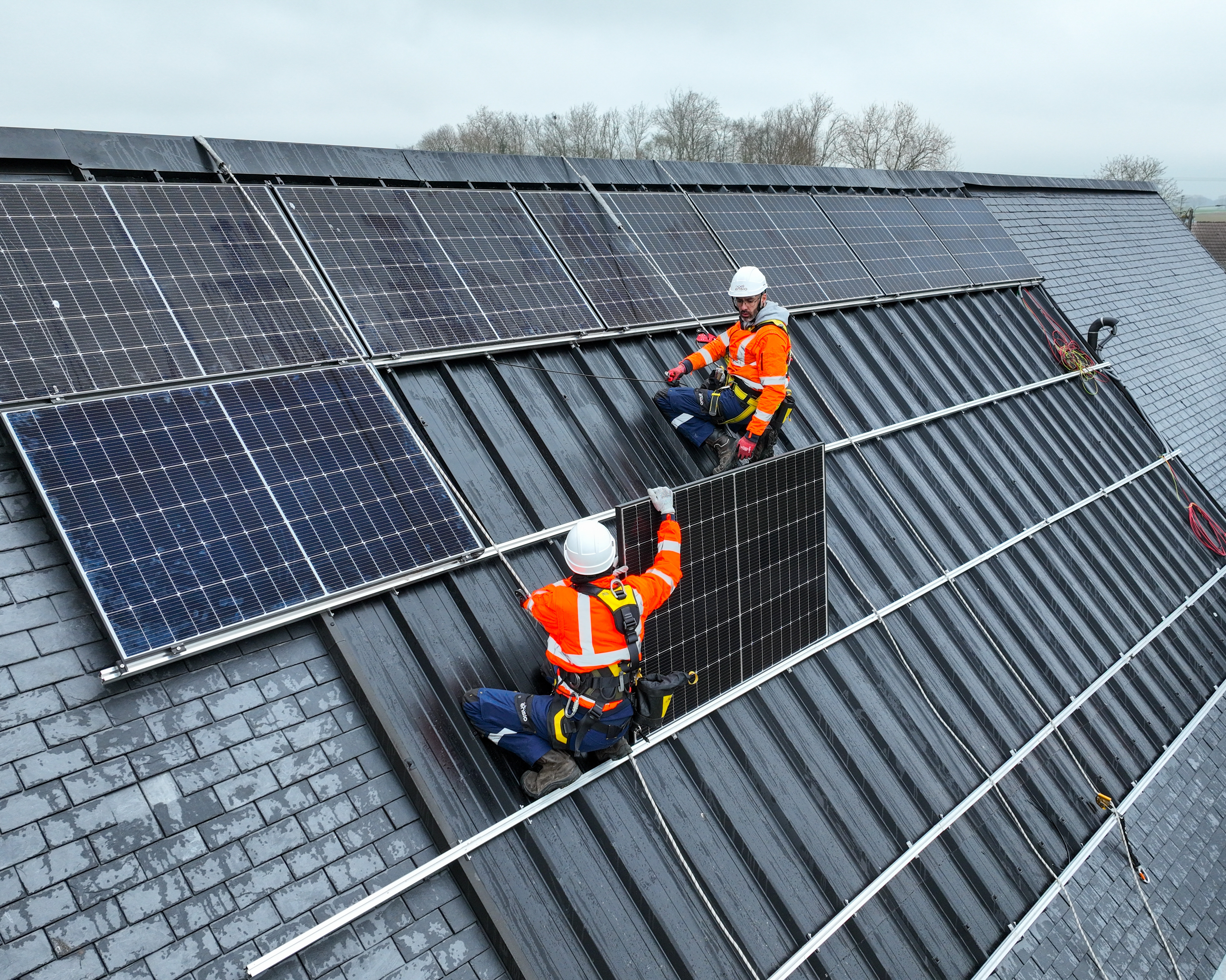 Technicien photovoltaique installation panneau solaire en toiture inclinée