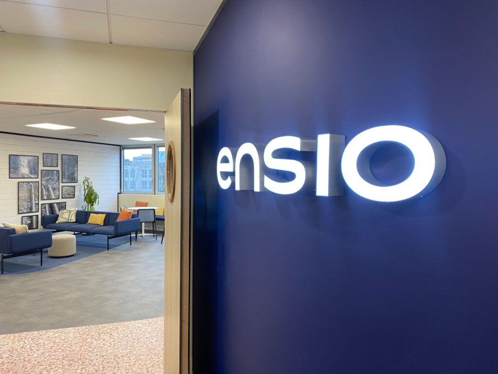 Siege Social Entreprise ENSIO Accueil LED Logo mural ENSIO